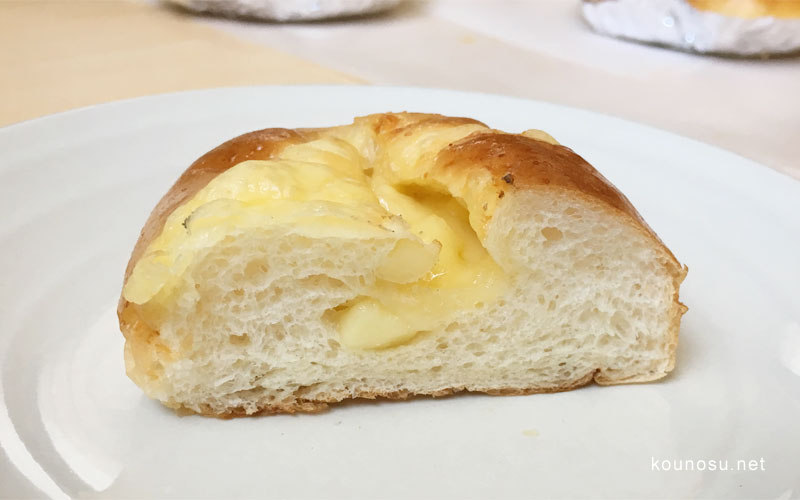 サントノーレ・コミヤ チーズパン　断面